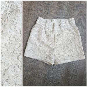 𝐅𝐑𝐄𝐄 𝐖𝐈𝐓𝐇 𝐀𝐍𝐘 𝐏𝐔𝐑𝐂𝐇𝐀𝐒𝐄 🖤 Off White Eyelet Lace Shorts